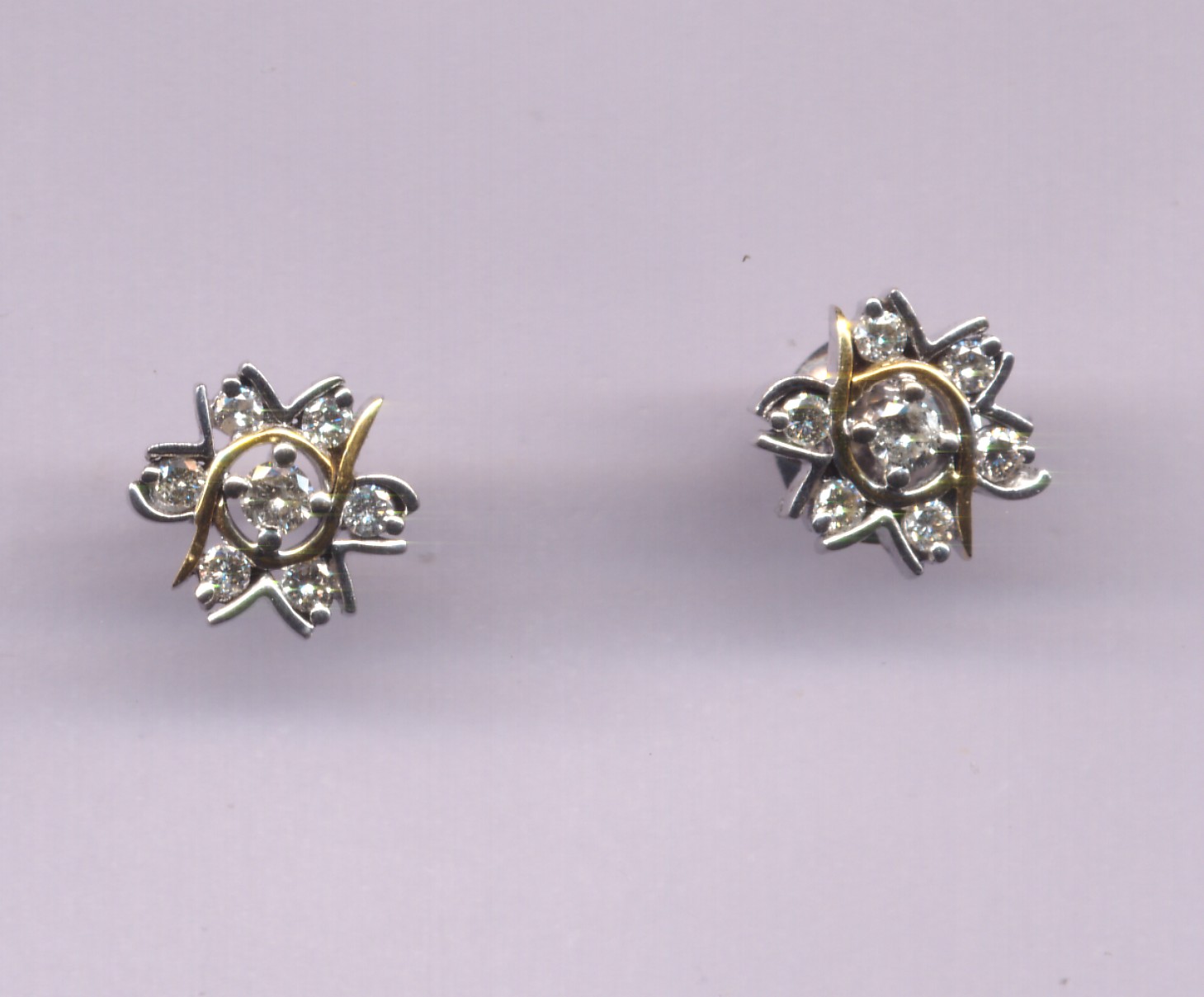 Beautiful 18 Kt Gold  Natural Diamond Earing